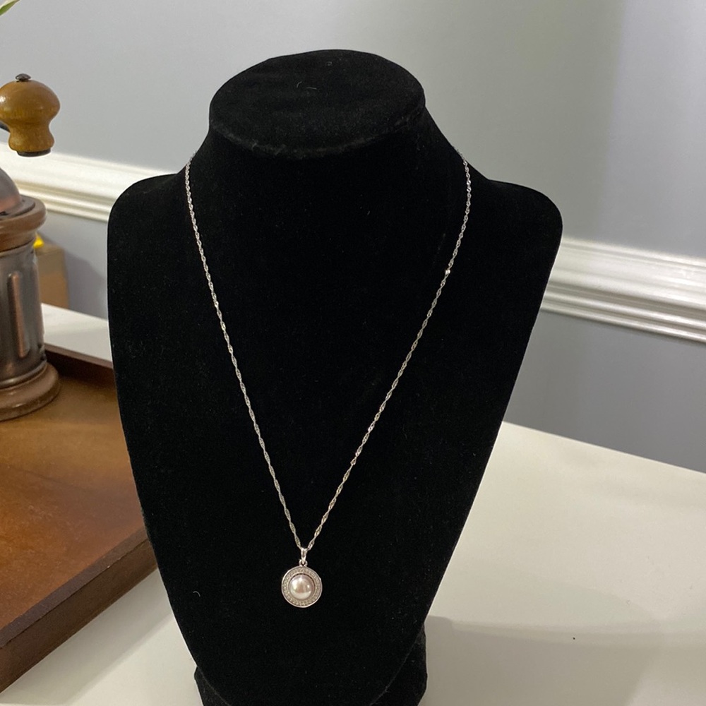 Silver 925 pearl necklace brand new 18inch.
